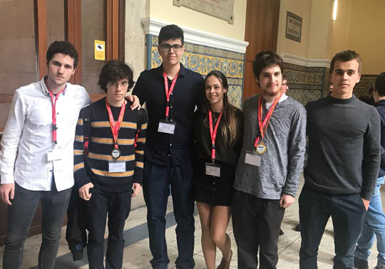 Félix Moreno y Marc Beneito, con las medallas de oro y bronce, respectivamente; y Paula Pérez, Javier Alegre, Ahmad Saleh y Vicent Pons, alumnos de bachillerato que también acudieron a la Olimpiada de Física y que ha formado la Universitat de València.